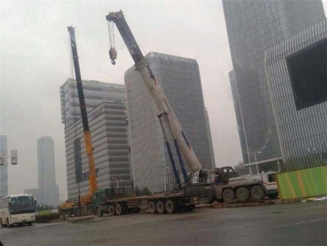 北林区“自动找平”—— 吊车的 “平地神器” 技术